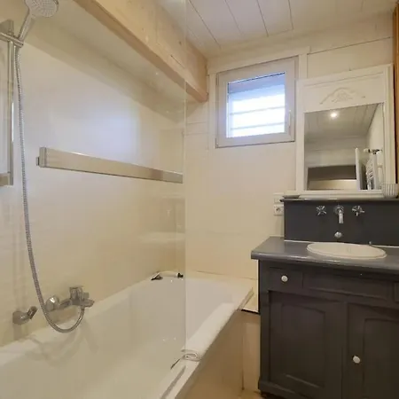 Les Paquerettes, 3bed Renovation, Sleeps 7 Apartment *